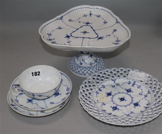 A group of onion patterned ceramics
